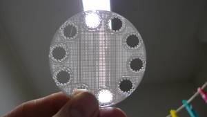 Eine 1mm dicke Scheibe. Deck- und Bodenfläche sind nicht geschlossen sodass Licht hindurchscheint.